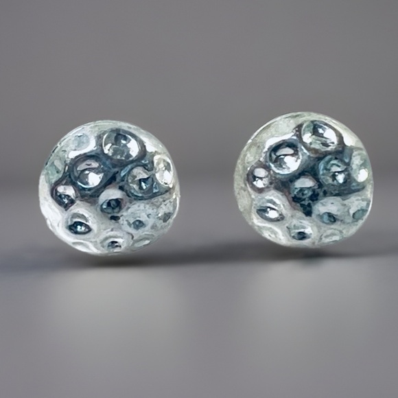 Simple minimalist brushed silvertone, costume stud pierced earrings - Picture 1 of 8